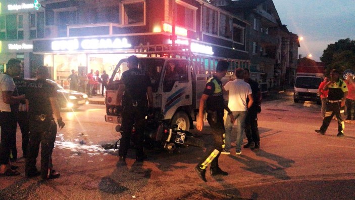 Kamyonet motorize polislerle çarpıştı: 2 polis yaralı
