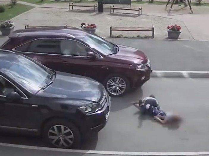 Parkta etrafına bakmadan koşan çocuğa araba çarptı