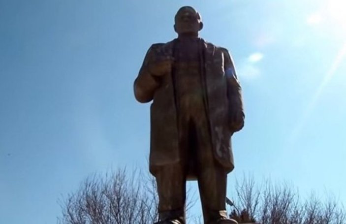Tacikistan'da imamlar Lenin heykelini restore etti