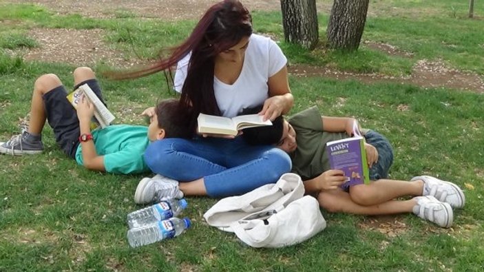Vatandaşlardan toplu kitap okuma etkinliği