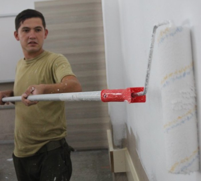 Muğla'daki bir okul asker tarafından boyandı