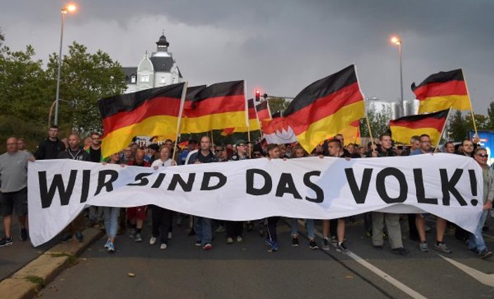 Almanya'da Naziler sokaklarda