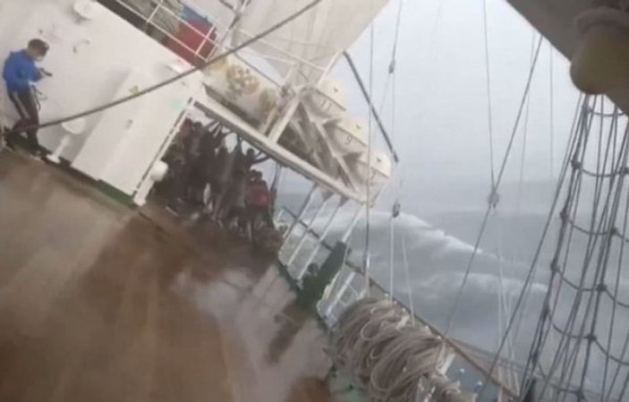 Batma tehlikesi yaşayan gemide korkunç anlar