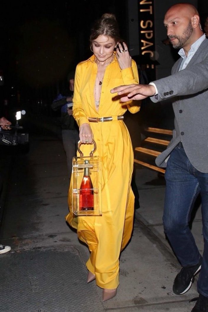 Gigi Hadid'in şaraplı çantası