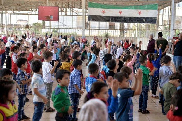 İdlib'de okula giden çocuklar