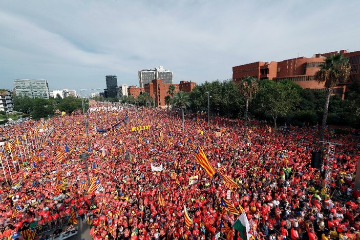 1 milyon Katalan sokaklarda La Diada’yı kutladı