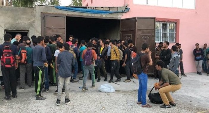 Bir evde 244 göçmen yakalandı