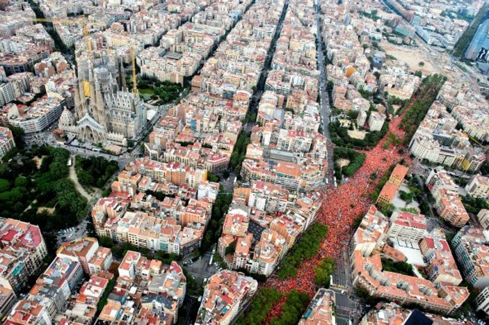 1 milyon Katalan sokaklarda La Diada’yı kutladı