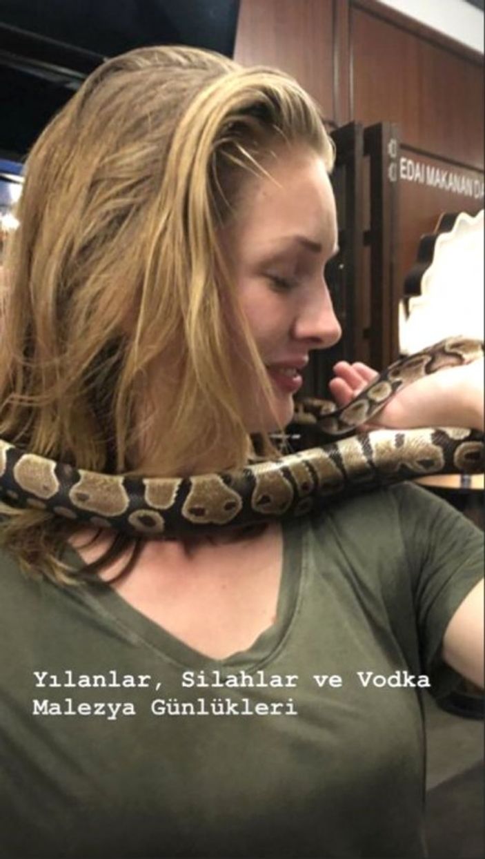 Yasemin Allen'dan yılanlı poz