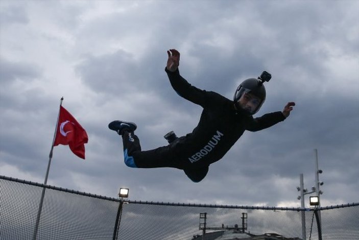 Taksim'de vatandaşlar serbest uçuş deneyimiyle eğlendi