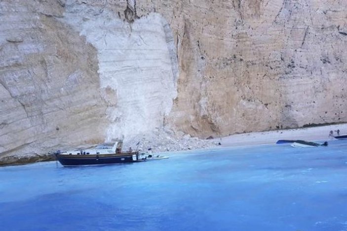Yunanistan'da kayalar turistlerin üzerine düştü