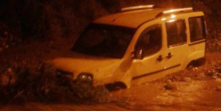 Balıkesir'de selde mahsur kalan 15 kişi kurtarıldı