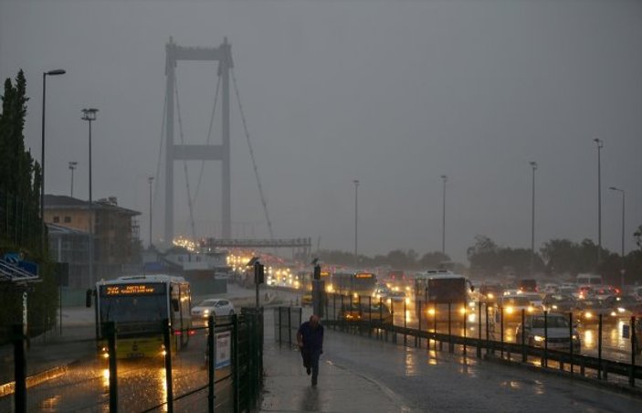 Sağanak yağış İstanbul'u su altına aldı