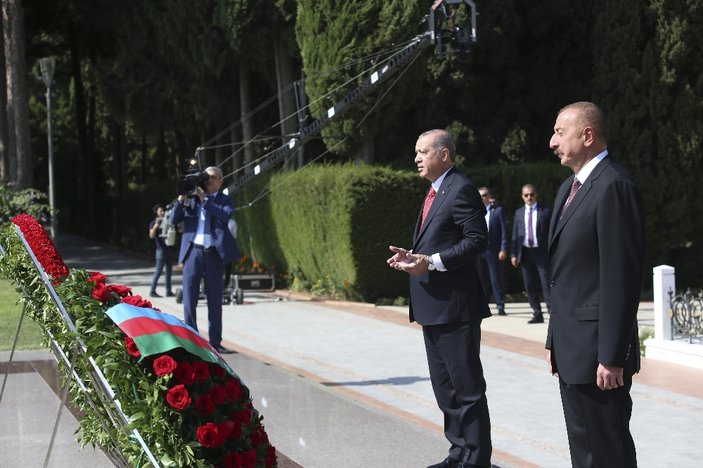Erdoğan Aliyev’in kabrini ve şehitlikleri ziyaret etti