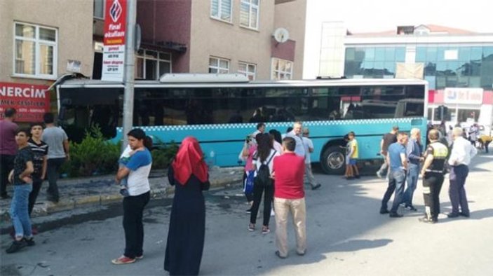 Bağcılar'da halk otobüsü 5 katlı binaya girdi
