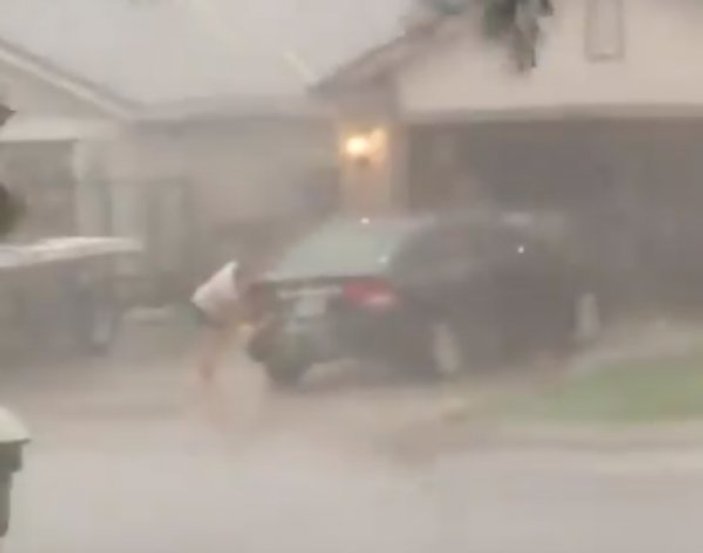 Fırtınada arabasını yıkayan Amerikalı adam