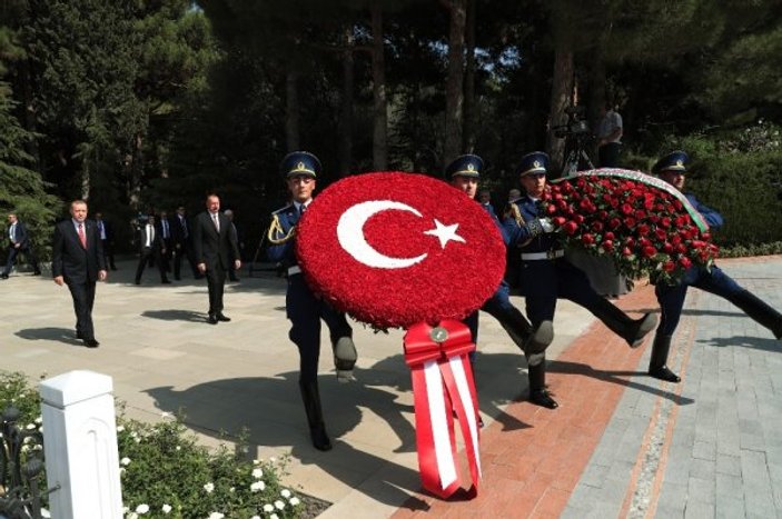 Erdoğan Aliyev’in kabrini ve şehitlikleri ziyaret etti