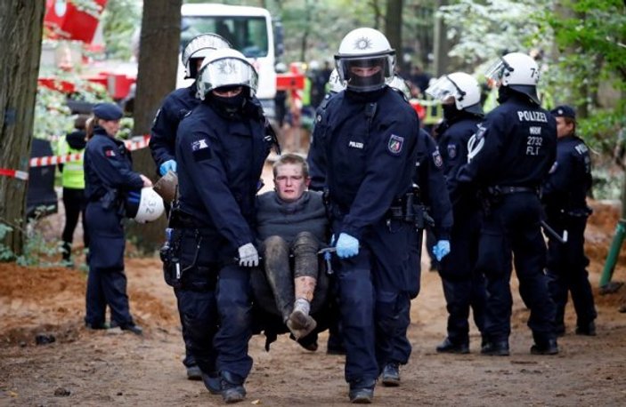 Alman polisi Hambach Ormanı’ndaki çevrecileri darbetti