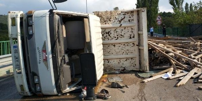 İnşaat malzemesi yüklü kamyonet devrildi, sürücü kaçtı