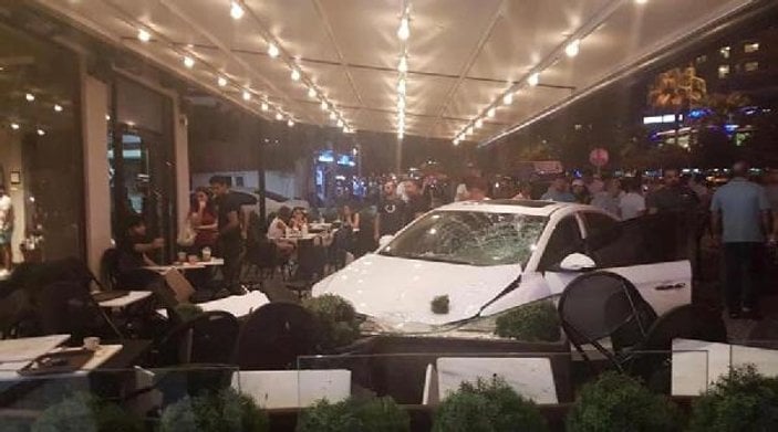 Adana'da otomobil kafeye daldı: 5 yaralı