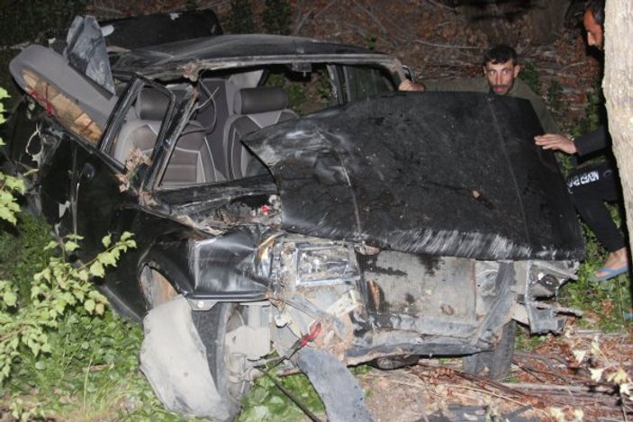 Erzincan'da otomobil şarampole devrildi: 4 yaralı