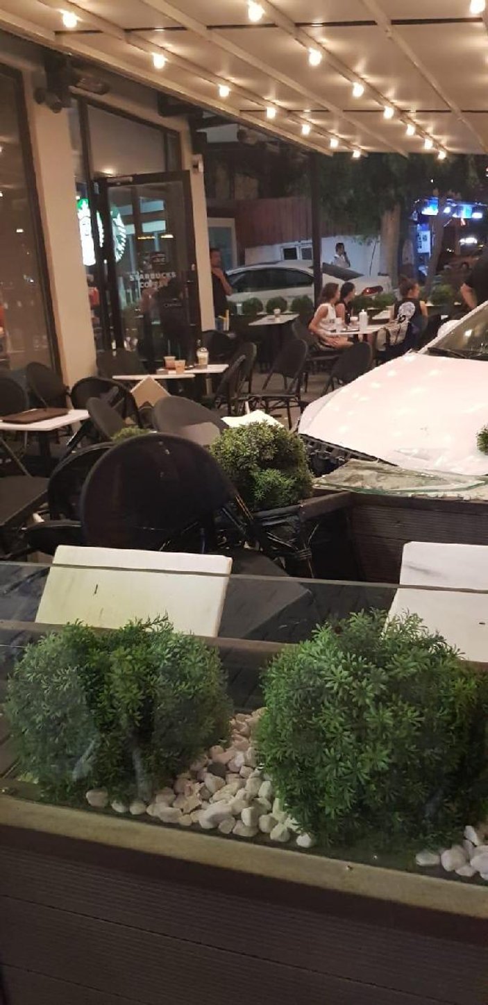 Adana'da otomobil kafeye daldı: 5 yaralı