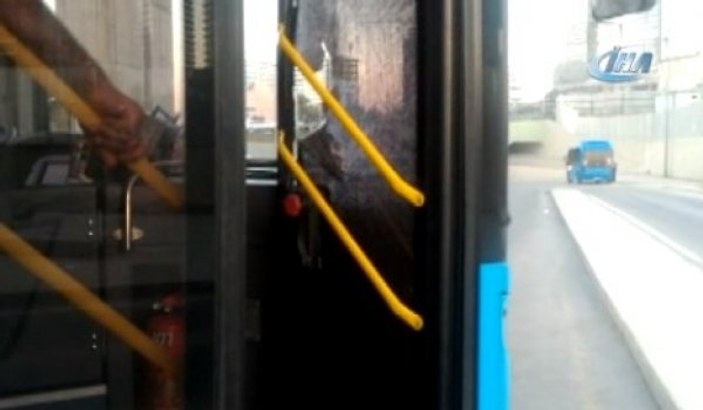 Akbili geri gelmeyince otobüsün camlarını kırdı