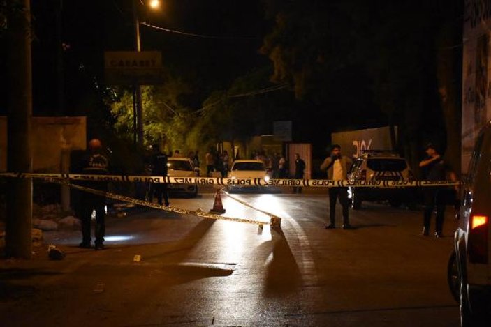 İzmir'de gece kulübü önünde silahlı kavga: 4 yaralı