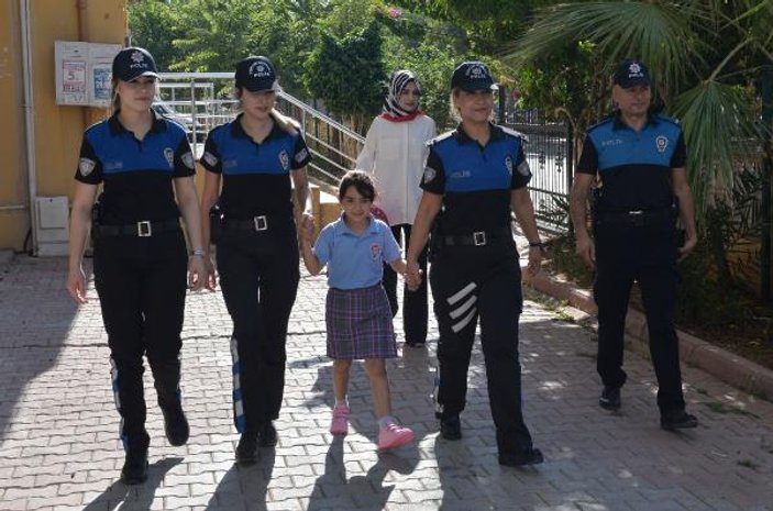 Polisler şehit kızını okulun ilk gününde yalnız bırakmadı
