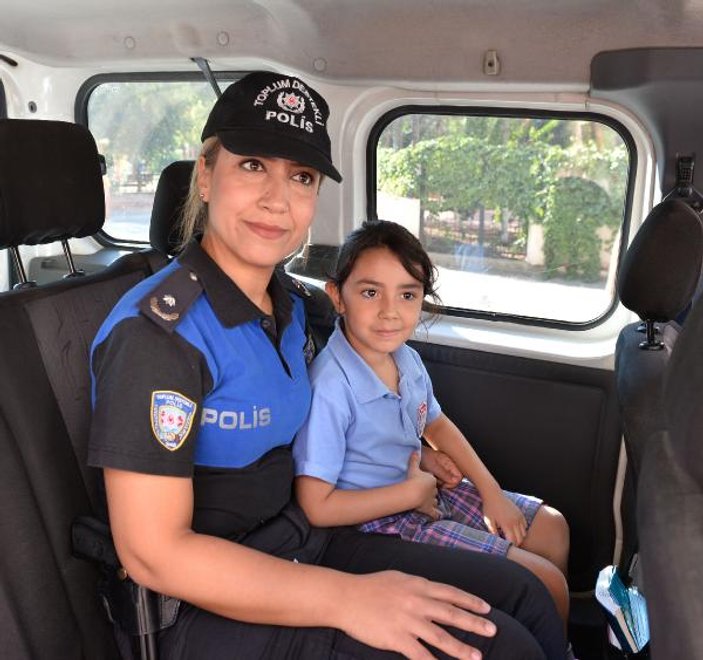 Polisler şehit kızını okulun ilk gününde yalnız bırakmadı