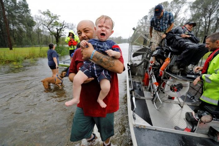 Kasırga ABD'de 1'i bebek 17 kişiyi öldürdü