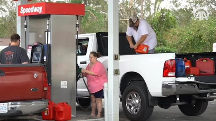 ABD'de kasırga nedeniyle uzun benzin kuyrukları oluştu