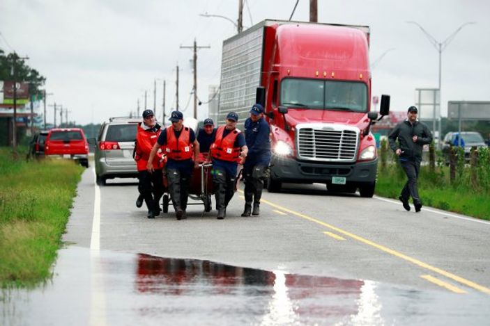 ABD'de kasırga nedeniyle uzun benzin kuyrukları oluştu