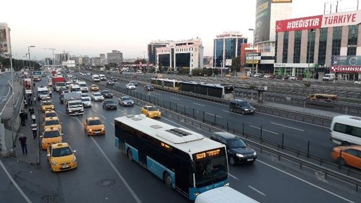 İstanbul’da okulların açıldığı ilk gün oluşan trafik görüntülendi