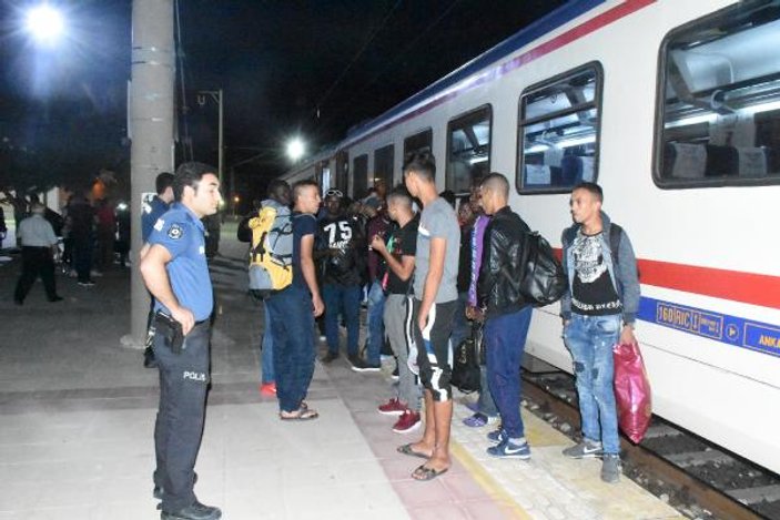 İstanbul'dan gelen yolcu treninden 57 kaçak çıktı