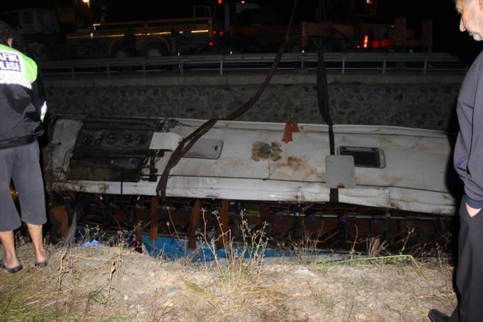 Afyonkarahisar'da yolcu otobüsü devrildi: 7 ölü 28 yaralı