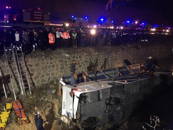 Afyonkarahisar'da yolcu otobüsü devrildi: 7 ölü 28 yaralı