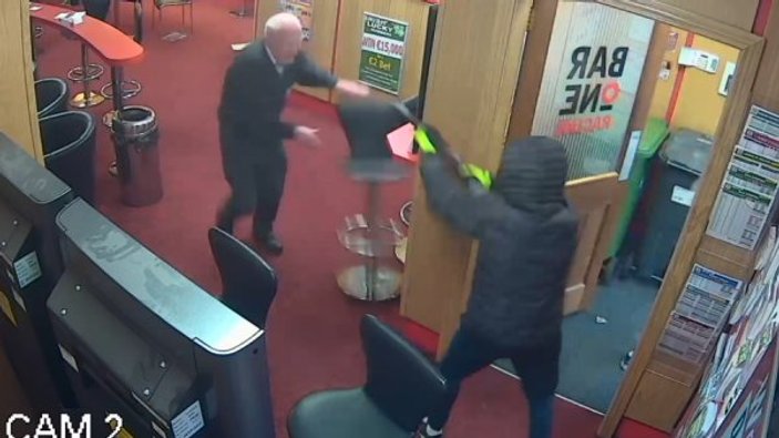 İrlanda'da hırsızlarla tek başına dövüşen yaşlı adam