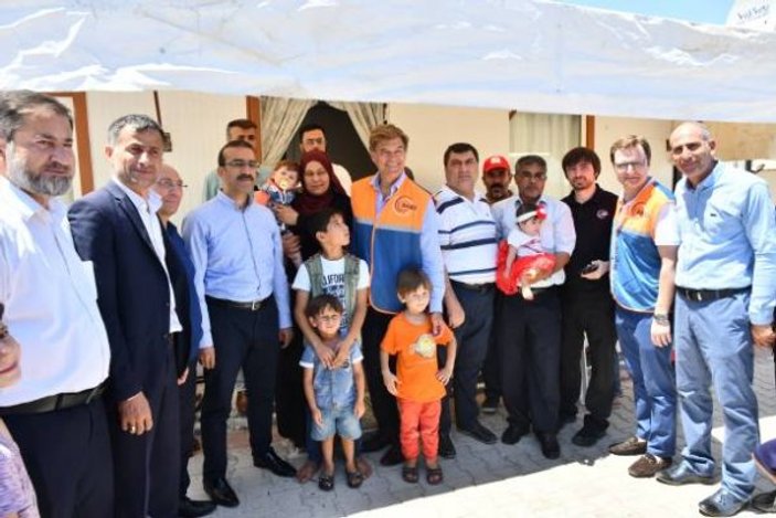 Türk doktor Öz, Suriye kamplarını ziyaret etti