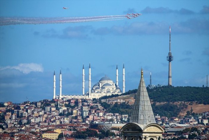 Türk Yıldızları İstanbul Boğazı'nda uçtu