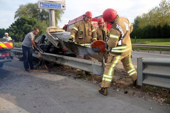 Bayrampaşa'da lüks otomobil trafik levhasına saplandı