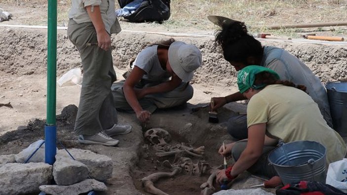 Höyükten 8 bin 750 yıllık kemik orak çıktı