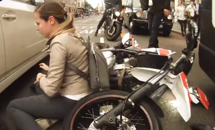 İngiltere'de dikkatsiz yayaya motosiklet çarptı