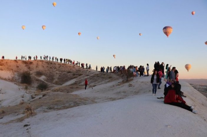 Balonlar eşliğinde muhteşem manzara: Kapadokya