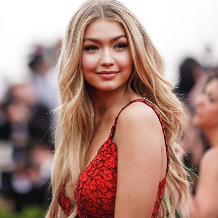 Gigi Hadid podyuma gelinlikle çıktı