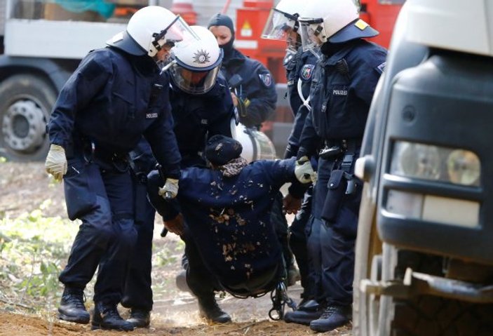Alman polisinden göstericilere yumruklu dayak