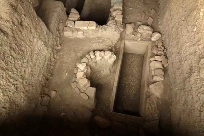 Antandros'ta pitos mezarlara rastlandı