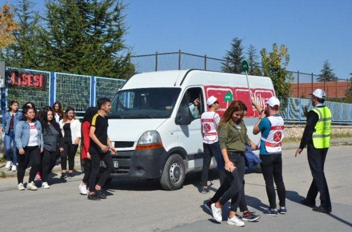 Okul geçit görevlileri ile okul önleri daha güvenli