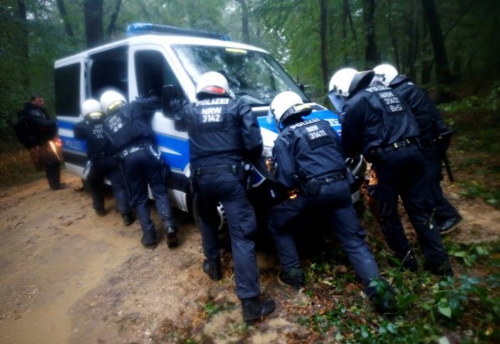 Alman basını Hambach'ta polisi tutuyor