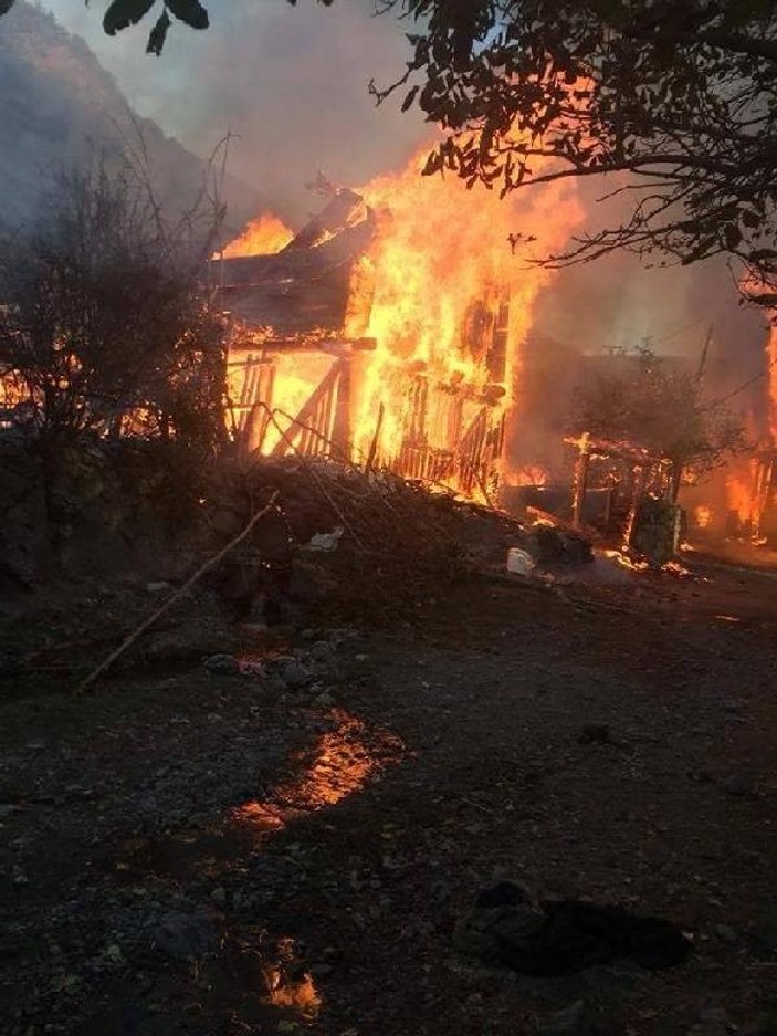 Kastamonu'da köyde yangın, 9 ev ve bir ahırı kül etti